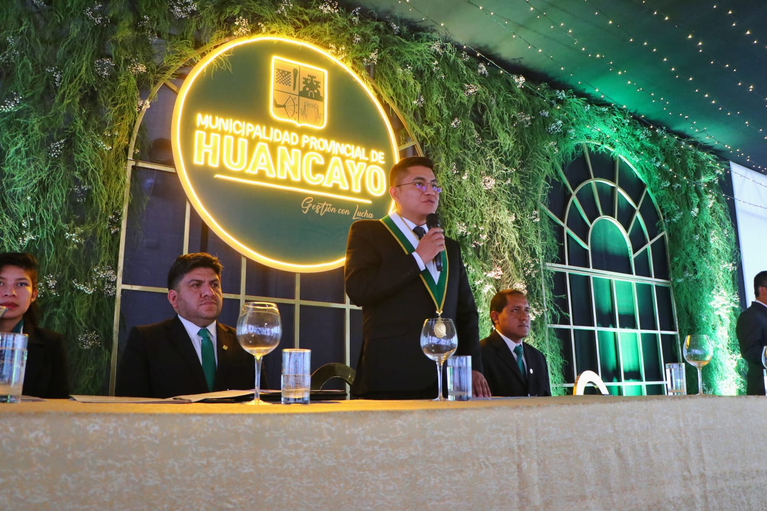 El alcalde Dennys Cuba entregó el regalo correspondiente en la tradicional palpa