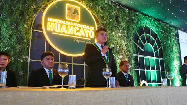 El alcalde Dennys Cuba entregó el regalo correspondiente en la tradicional palpa