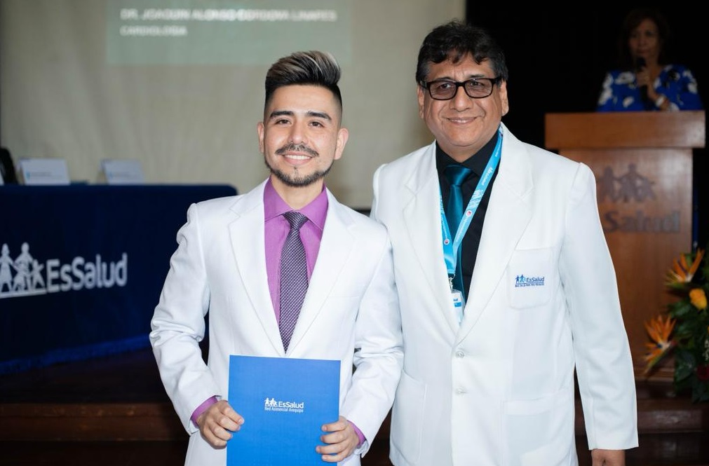 Más de 20 médicos residentes que enfrentaron la pandemia egresan de EsSalud Arequipa