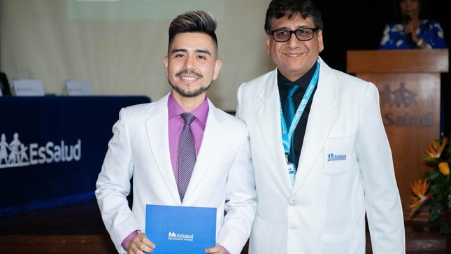 Más de 20 médicos residentes que enfrentaron la pandemia egresan de EsSalud Arequipa