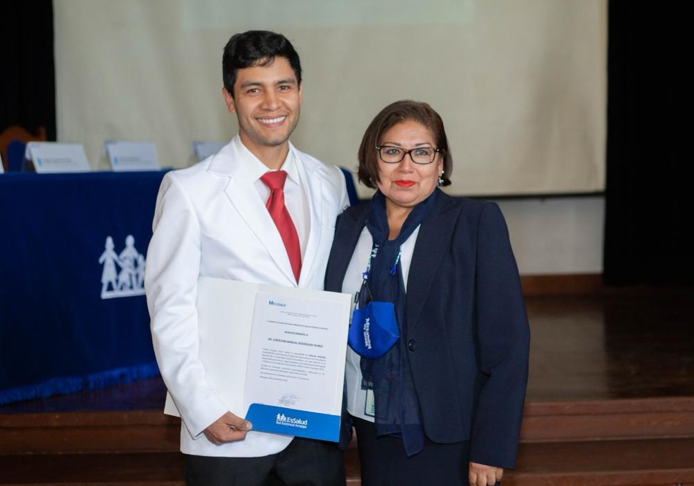 Más de 20 médicos residentes que enfrentaron la pandemia egresan de EsSalud Arequipa