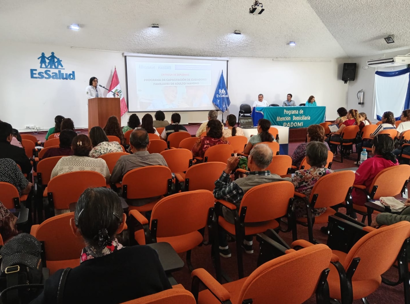 EsSalud Áncash finaliza capacitaciones dirigidas a los familiares que brindan asistencia médica a pacientes en sus domicilios