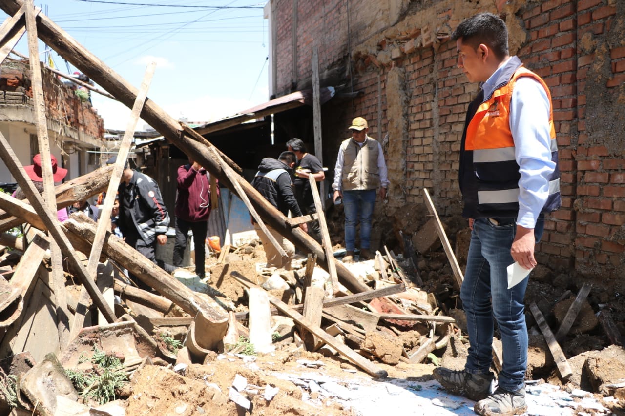 Calaminas, frazadas, ollas, utensilios recibieron los vecinos 