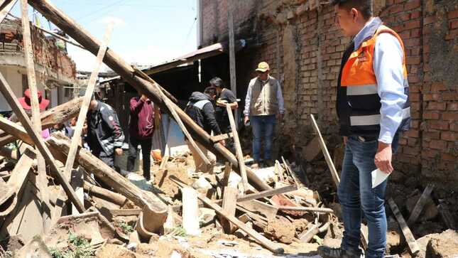 Calaminas, frazadas, ollas, utensilios recibieron los vecinos 