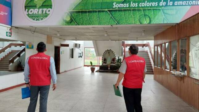 La Contraloría General de la República detectó que la hermana del gerente regional de Planeamiento, Presupuesto e Inversión Pública fue contratada este año como locadora de servicios del Gobierno Regional (GORE) de Loreto por un monto de S/ 25 mil 500, durante el periodo de gestión del mencionado funcionario, lo que está prohibido por la Ley de Contrataciones del Estado. 