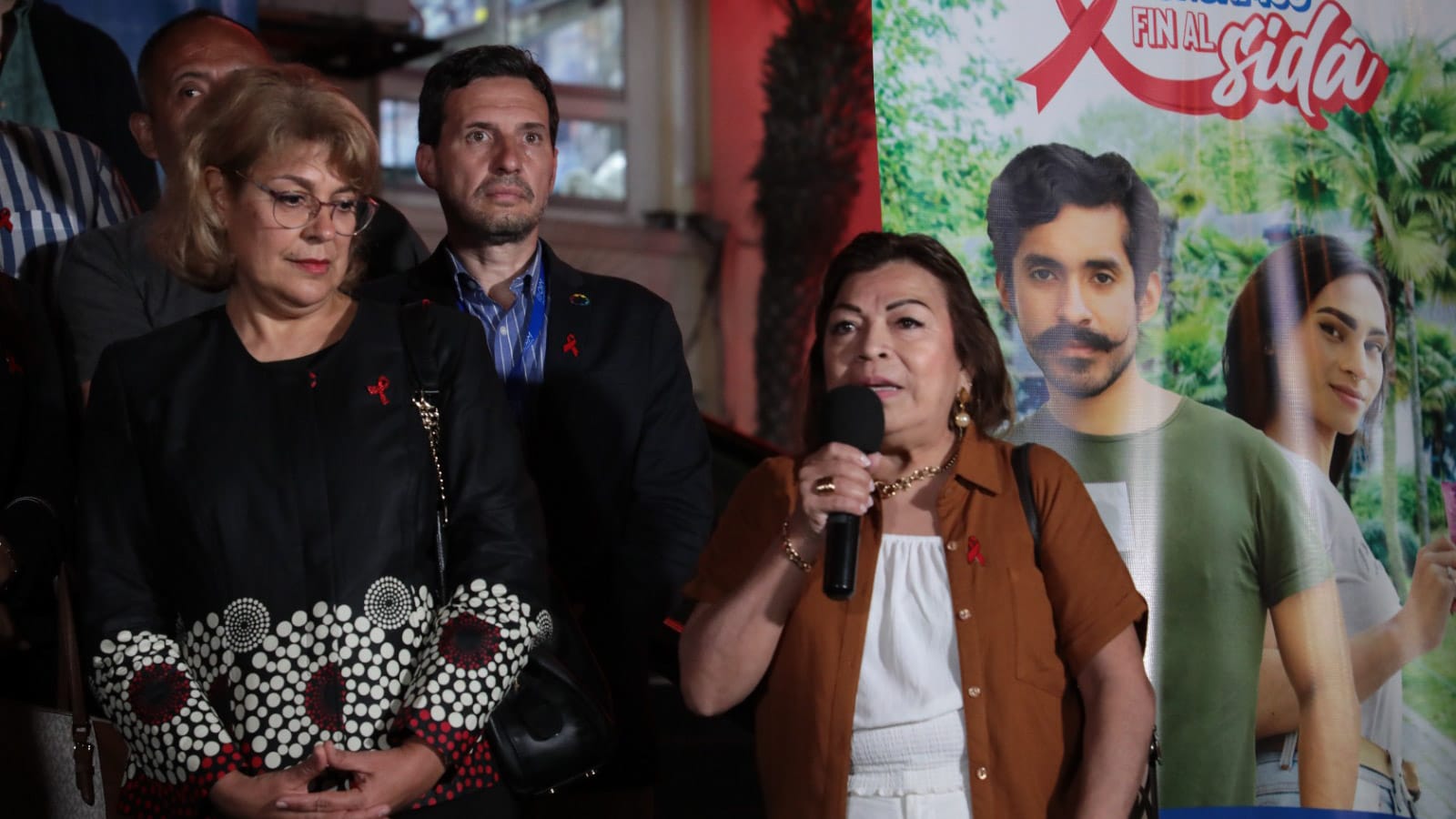 Frontis del Minsa se ilumina de rojo para conmemorar el Día Mundial de la Lucha Contra el SIDA