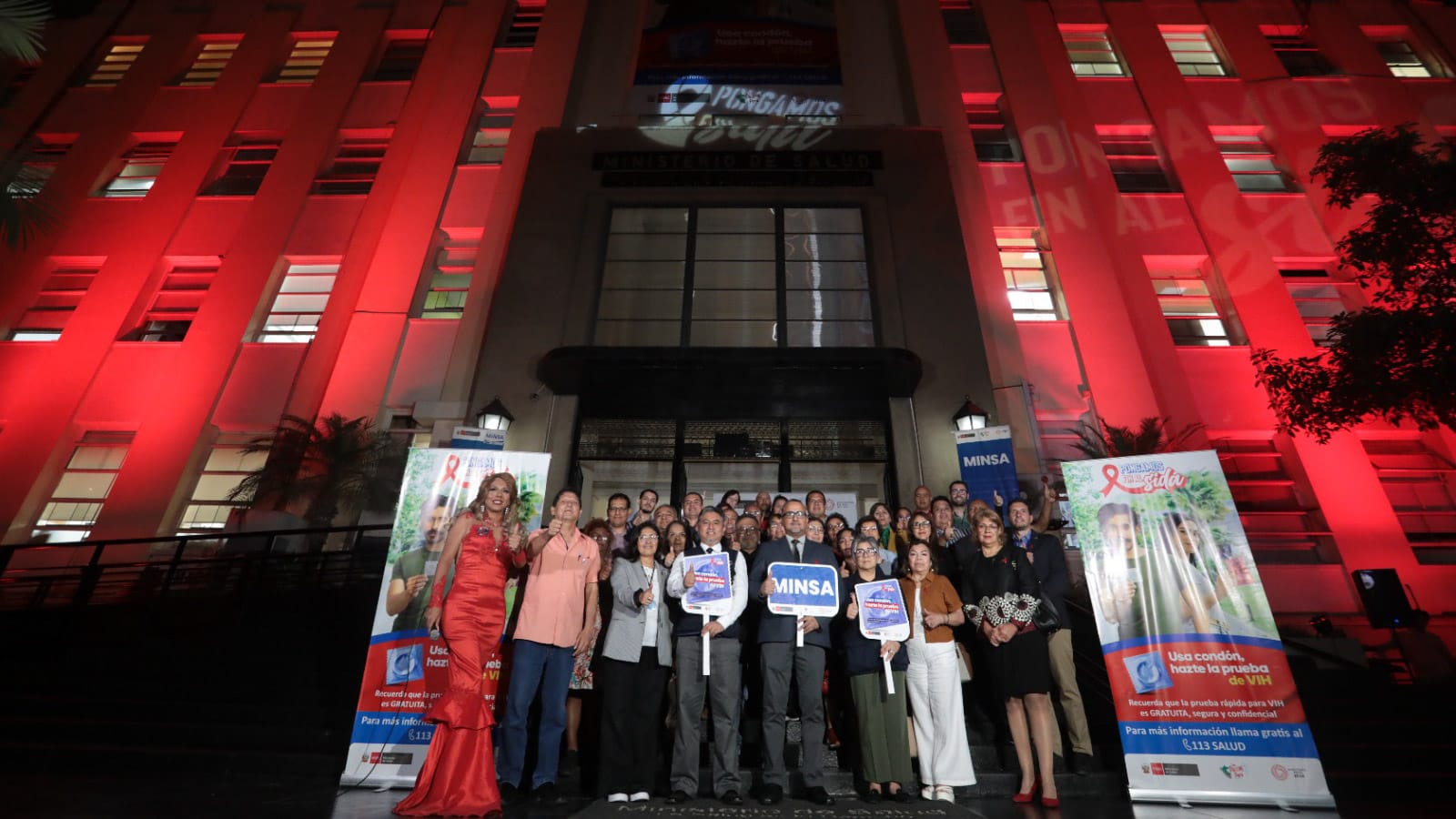 Frontis del Minsa se ilumina de rojo para conmemorar el Día Mundial de la Lucha Contra el SIDA