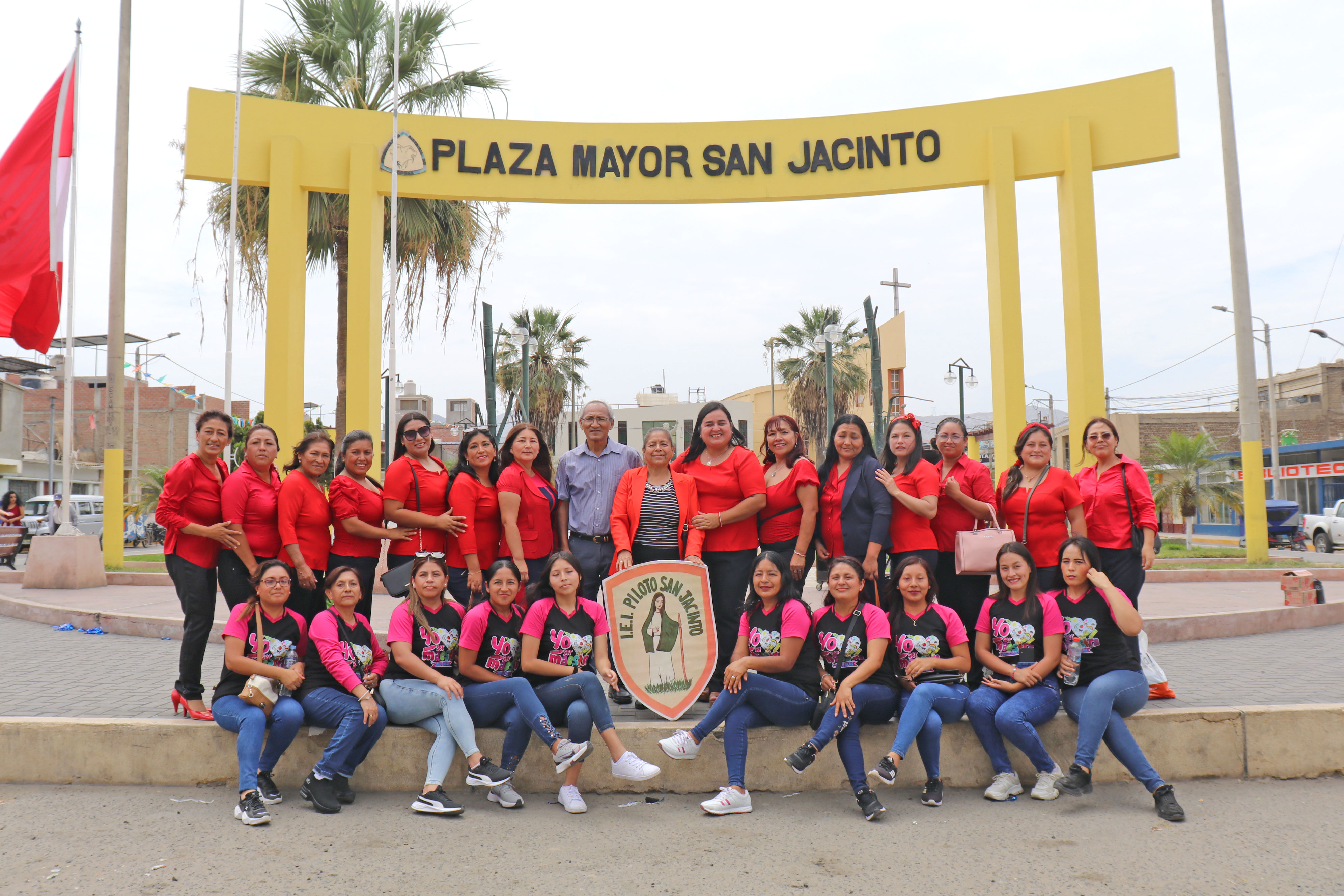 Gerente de Desarrollo Económico y Social junto a la plana docente de la Institución Educativa Inicial Piloto San Jacinto