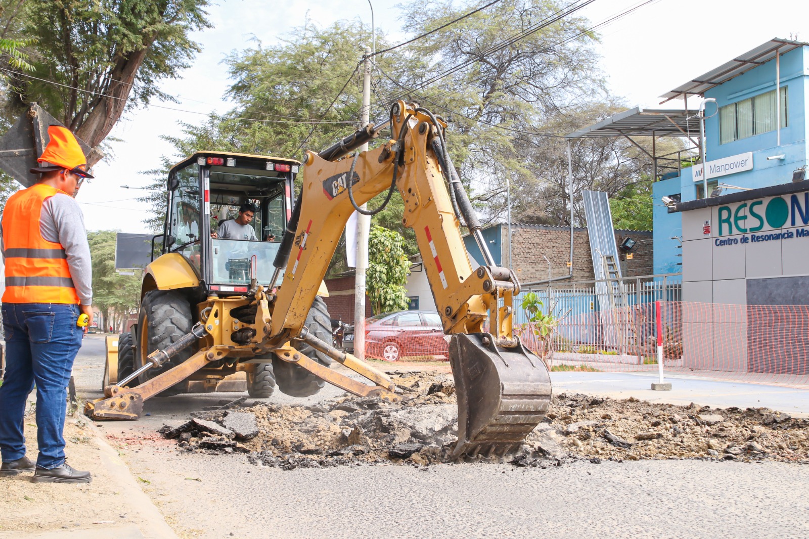 Inicio mantenimiento de pistas deterioradas