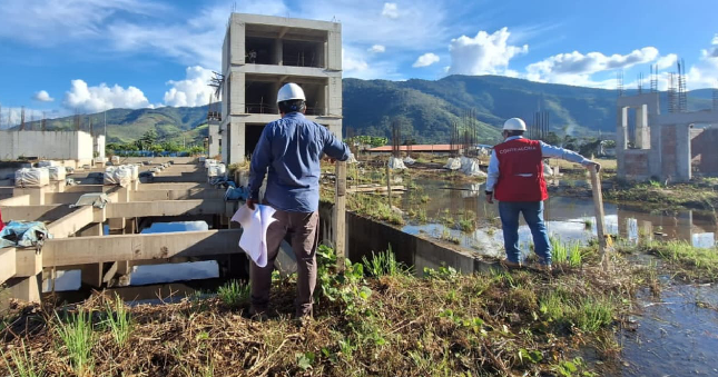 Mediante un control concurrente, la Contraloría General advirtió que funcionarios del Gobierno Regional de Junín ocasionaron nuevos riesgos que afectan reactivar la construcción del Hospital de Apoyo Manuel Higa Arakaki, en la provincia de Satipo, cuya obra de más de S/ 112 millones continúa paralizada con solo un 18% de avance. 