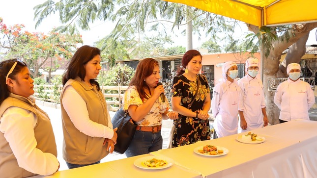 Regidora Trilce presente en feria Sabores Naturales