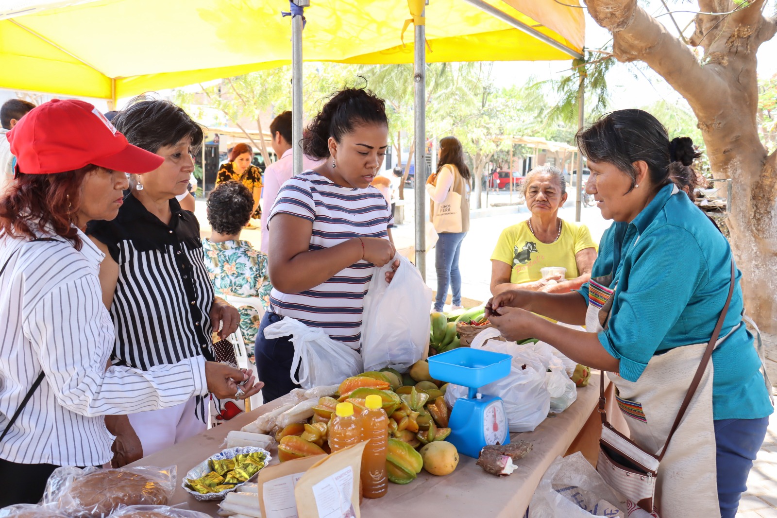 vecinos y vecinas se beneficiaron con feria Sabores Naturales