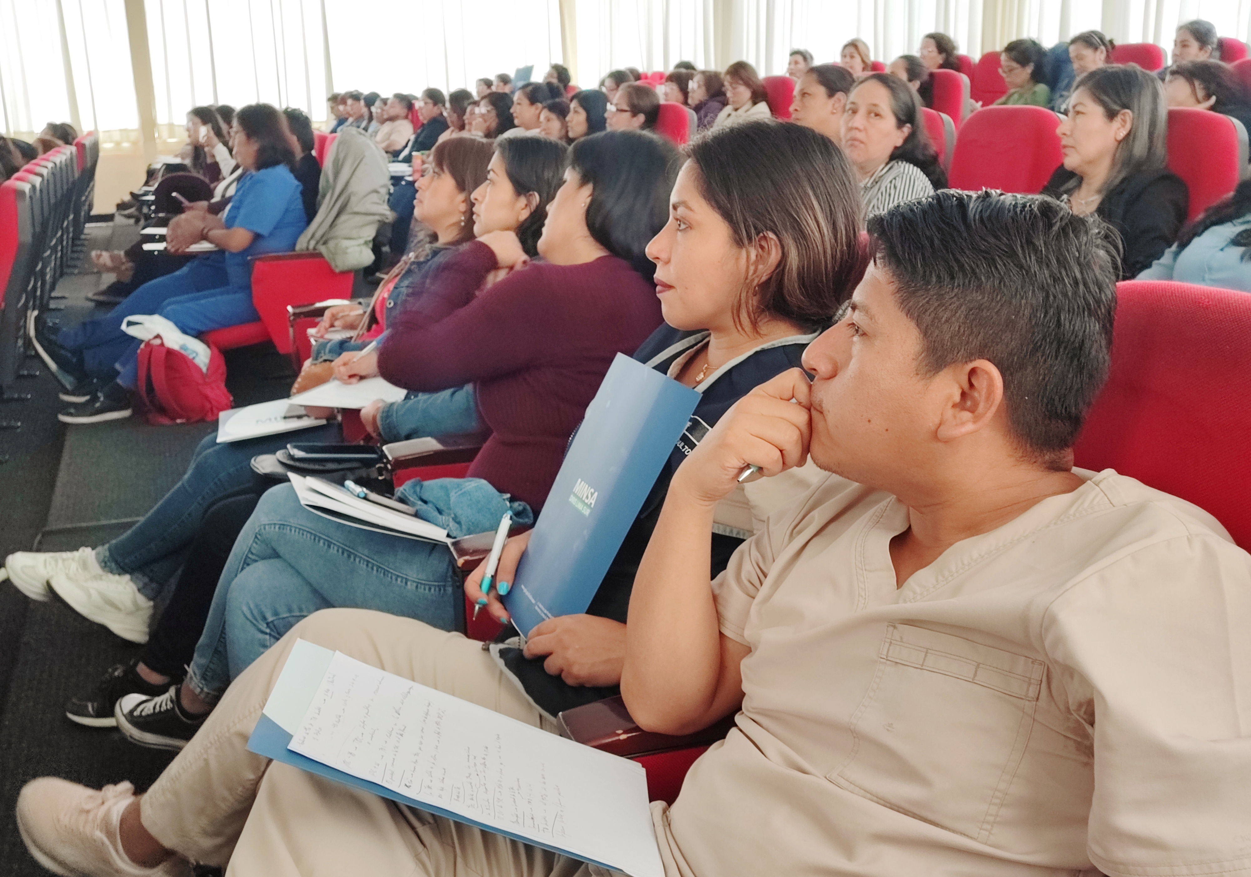 Más de 700 profesionales se capacitan para fortalecer la atención de personas que padecen de tuberculosis en Lima sur