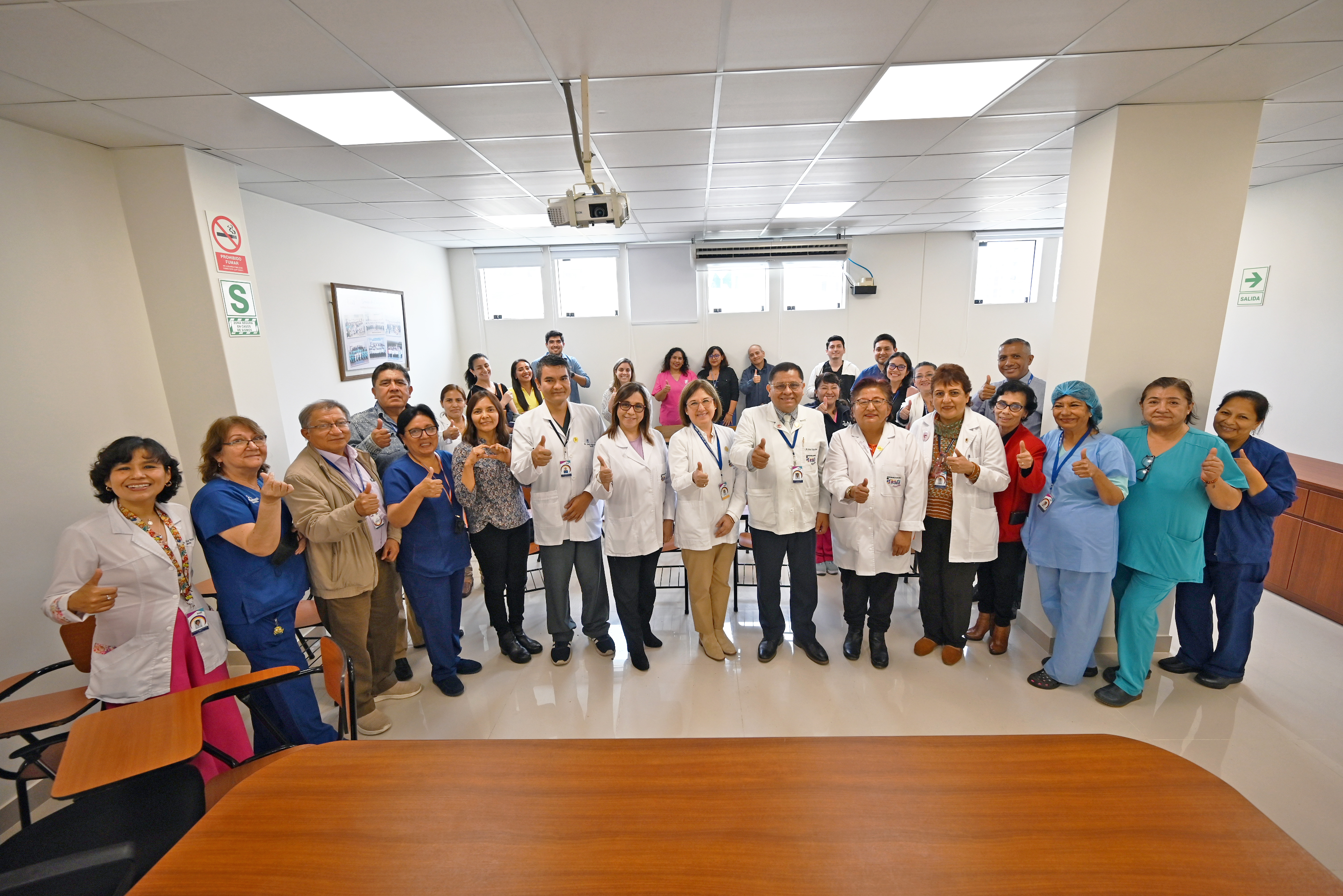 INSN remodela auditorio de emergencia para reuniones académicas en beneficio a residentes