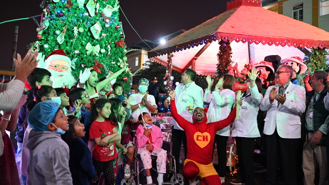 Niña símbolo de lucha y esperanza participa en encendido de árbol de navidad en INSN