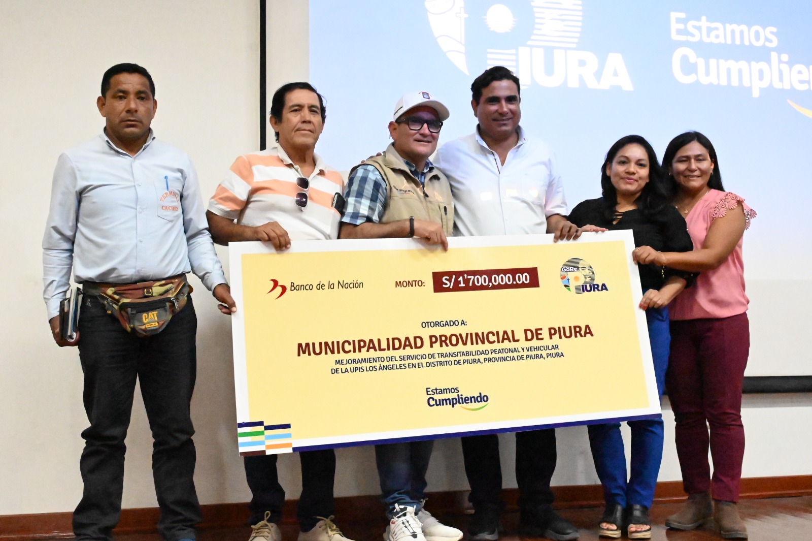 Alcalde recibe recursos para proyecto de pistas y veredas en Los Ángeles