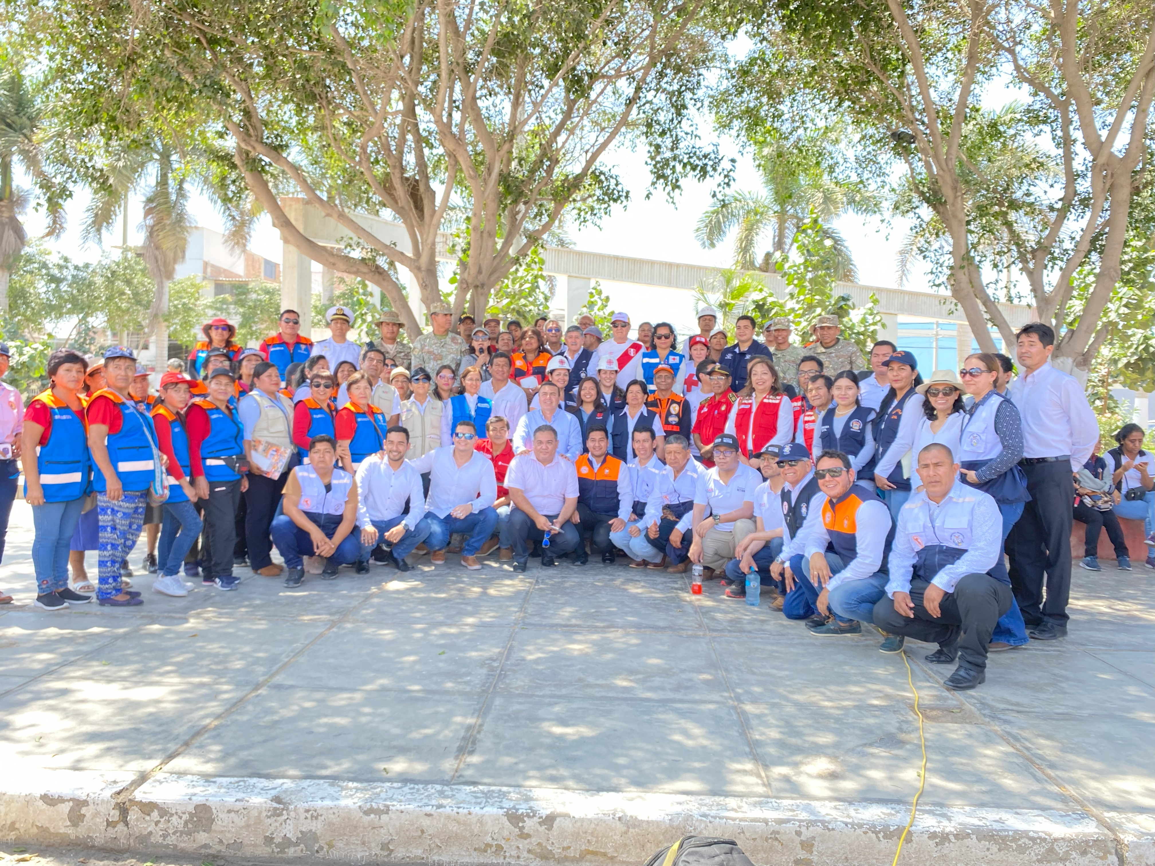 FOTO GRUPAL DE PARTICIPANTES EN LA FERIA