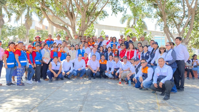 FOTO GRUPAL DE PARTICIPANTES EN LA FERIA