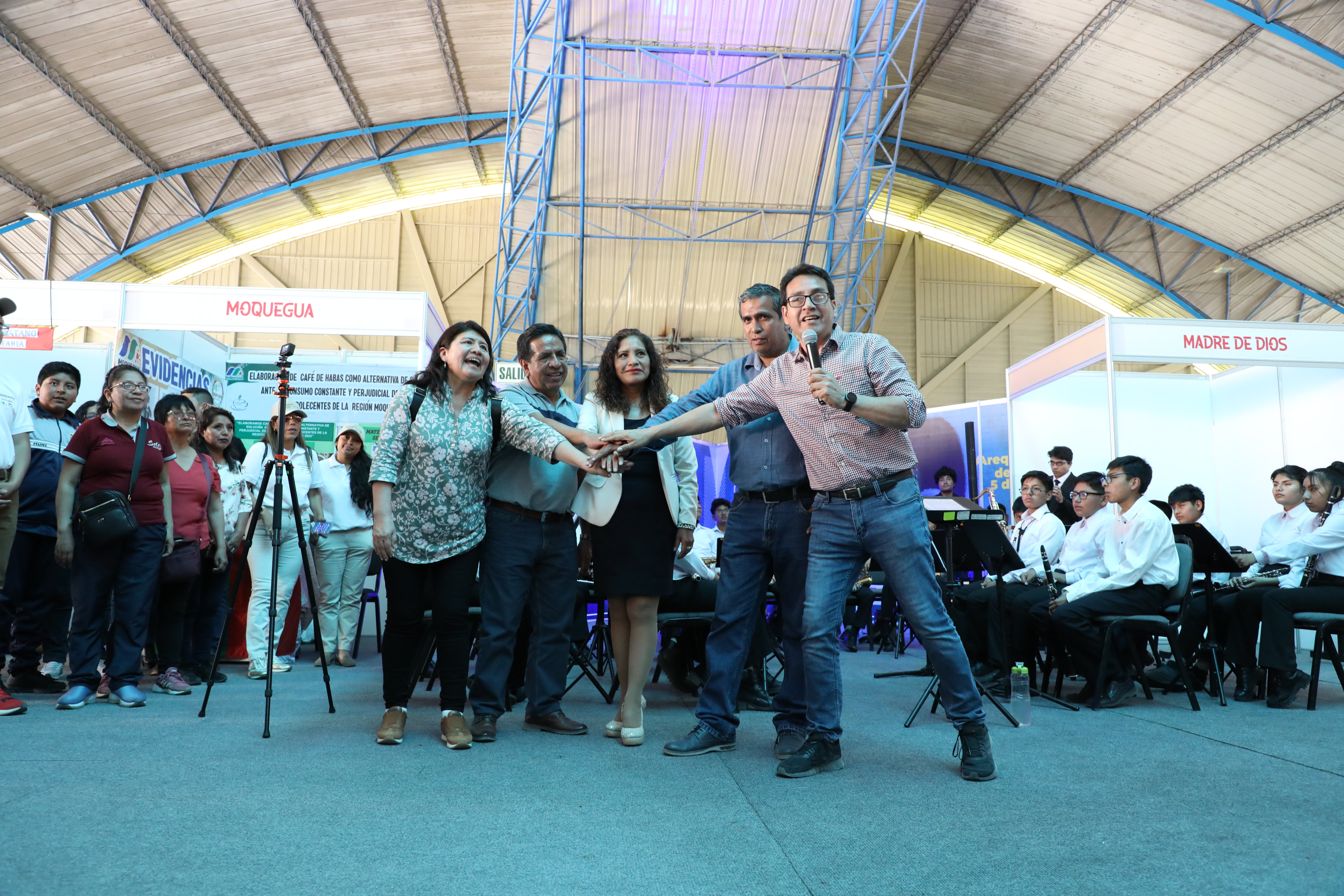 Los grandes talentos escolares en la investigación científica, proyectos de alto impacto social, tecnología, medio ambiente y las ciencias sociales exponen sus proyectos en Arequipa. La Feria Nacional Escolar "Eureka" inició hoy sus actividades en una jornada que se llevará a cabo hasta el 5 de diciembre, y que se desarrollará en el centro de convenciones Cerro Juli.