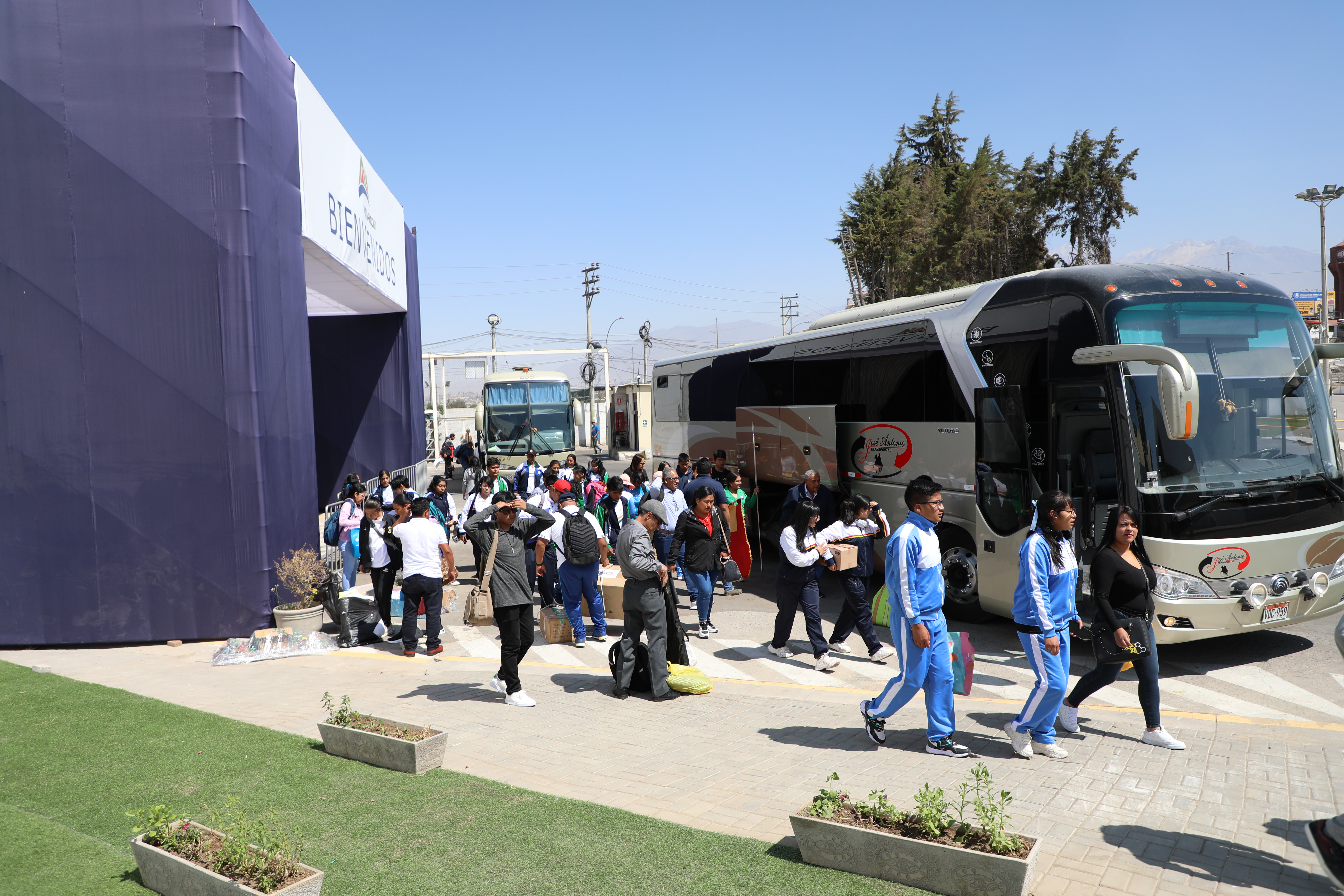 Los grandes talentos escolares en la investigación científica, proyectos de alto impacto social, tecnología, medio ambiente y las ciencias sociales exponen sus proyectos en Arequipa. La Feria Nacional Escolar "Eureka" inició hoy sus actividades en una jornada que se llevará a cabo hasta el 5 de diciembre, y que se desarrollará en el centro de convenciones Cerro Juli.