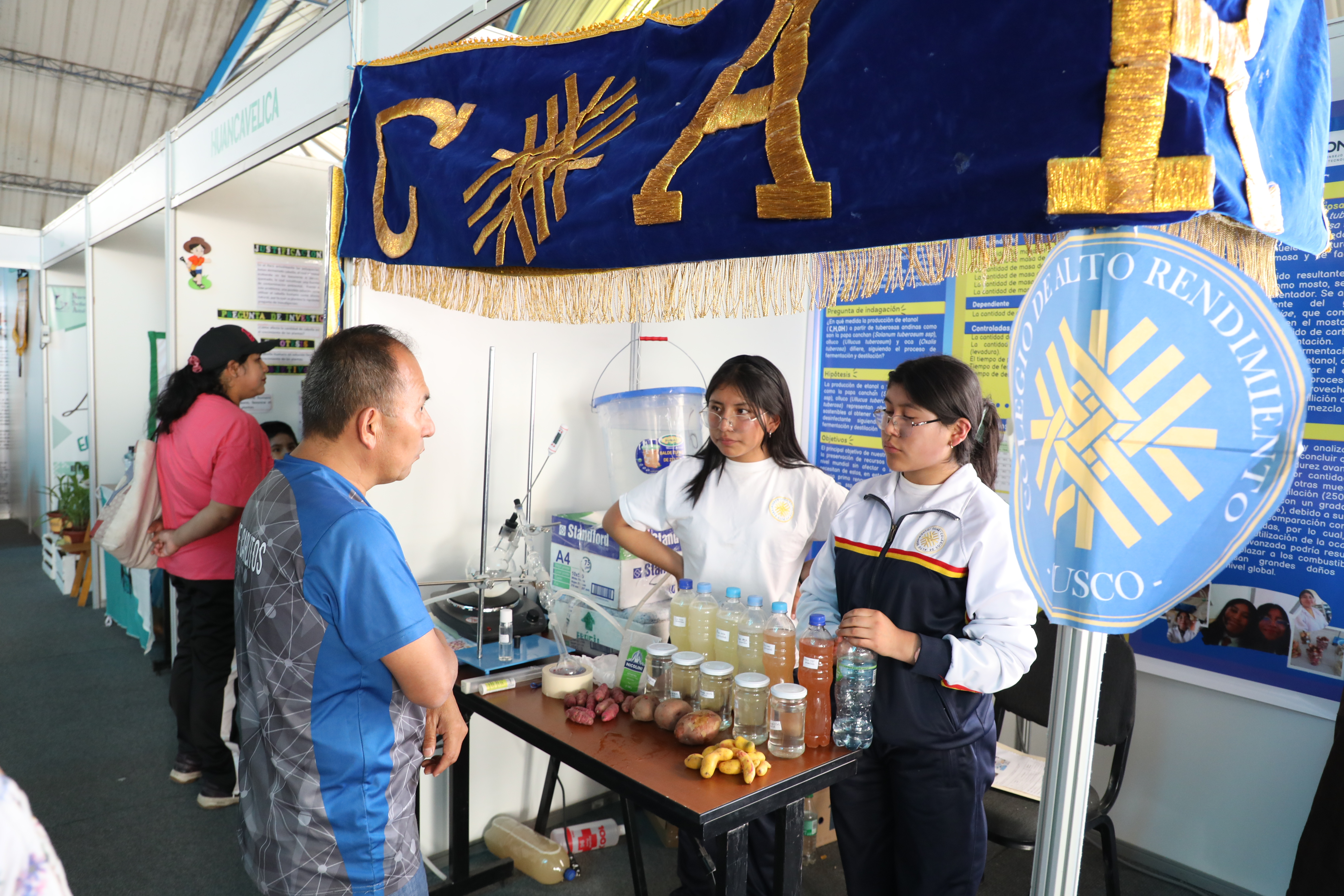 Los grandes talentos escolares en la investigación científica, proyectos de alto impacto social, tecnología, medio ambiente y las ciencias sociales exponen sus proyectos en Arequipa. La Feria Nacional Escolar "Eureka" inició hoy sus actividades en una jornada que se llevará a cabo hasta el 5 de diciembre, y que se desarrollará en el centro de convenciones Cerro Juli.
