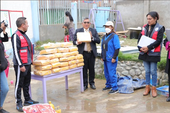 DRE – Junín llevo kits escolares a institución educativa afectada por inundaciones.