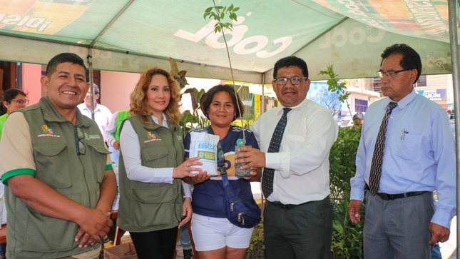 ALCALDE JUAN REAÑO ANTÚNEZ Y LA DIRECCIÓN REGIONAL DE AGRICULTURA DE LIMA ENTREGAN PLANTAS ORNAMENTALES A VECINOS Y DIRIGENTES VECINALES COMO PARTE DE LA CAMPAÑA "PLANTA TU ÁRBOL FAVORITO"