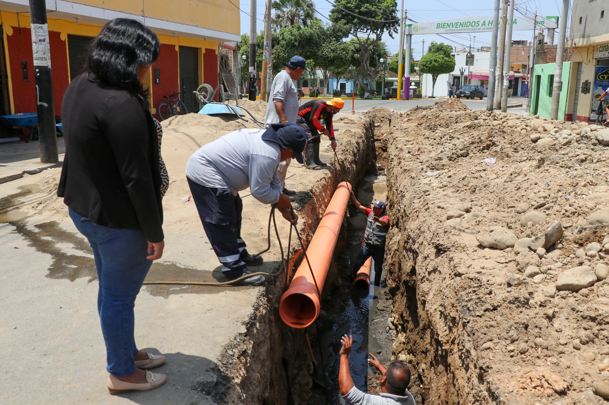 MUNICIPALIDAD DE HUAURA REALIZA CAMBIO DE RED MATRIZ DE ALCANTARILLADO EN AVENIDA SAN FRANCISCO TRAS COLAPSO DE TUBER脥A OBSOLETA DE CEMENTO