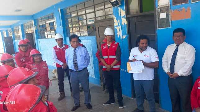 ALCALDE JUAN REAÑO SUPERVISA TRABAJOS DE MANTENIMIENTO Y ACONDICIONAMIENTO DEL PROGRAMA "LLAMKASUN PERÚ" QUE SE EJECUTA EN EL COLEGIO N° 20999 EL SOL- LOZA