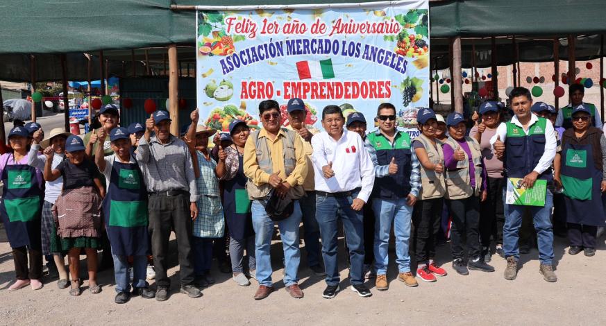 Satisfechos se mostraron los 50 comerciantes en la ceremonia realizada hoy por la culminación del fomento de aspectos sanitarios en la Feria Los Ángeles, con la presencia del burgomaestre provincial John Larry Coayla.