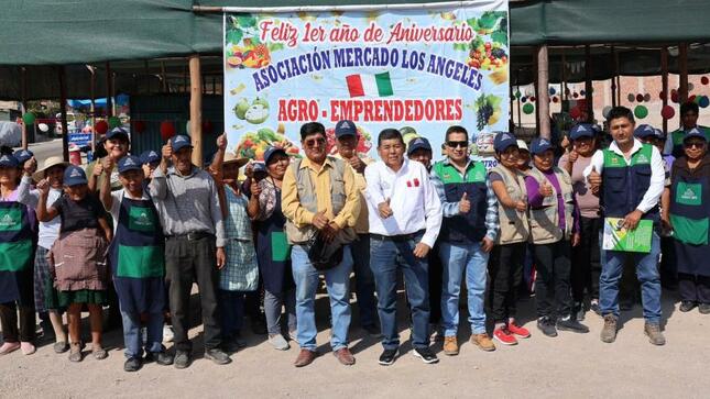 Satisfechos se mostraron los 50 comerciantes en la ceremonia realizada hoy por la culminación del fomento de aspectos sanitarios en la Feria Los Ángeles, con la presencia del burgomaestre provincial John Larry Coayla.