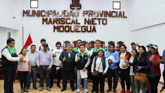 Por disposición del alcalde provincial, John Larry Coayla, está mañana un equipo técnico del municipio, liderado por el Gerente Municipal, Carlos Alberto Ponce Zambrano, se está reuniendo con directivos del centro poblado de Chen Chen, para atender sus demandas.