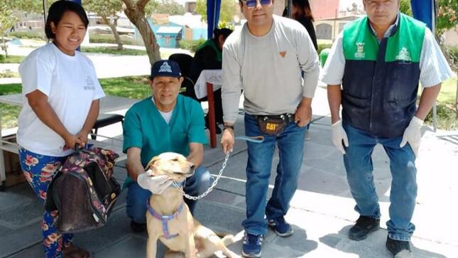 En la Plaza Cívica de Los Ángeles desde las 8 de la mañana, vecinos del sector llevaron a sus mascotas para múltiples servicios gratuitos de vacunación antirrábica, dosificación interna y externa, inscripción de tu mascota, preselección de mascotas a esterilizar y más beneficios que buscan prevenir el aumento de enfermedades zoonóticas en la ciudad.