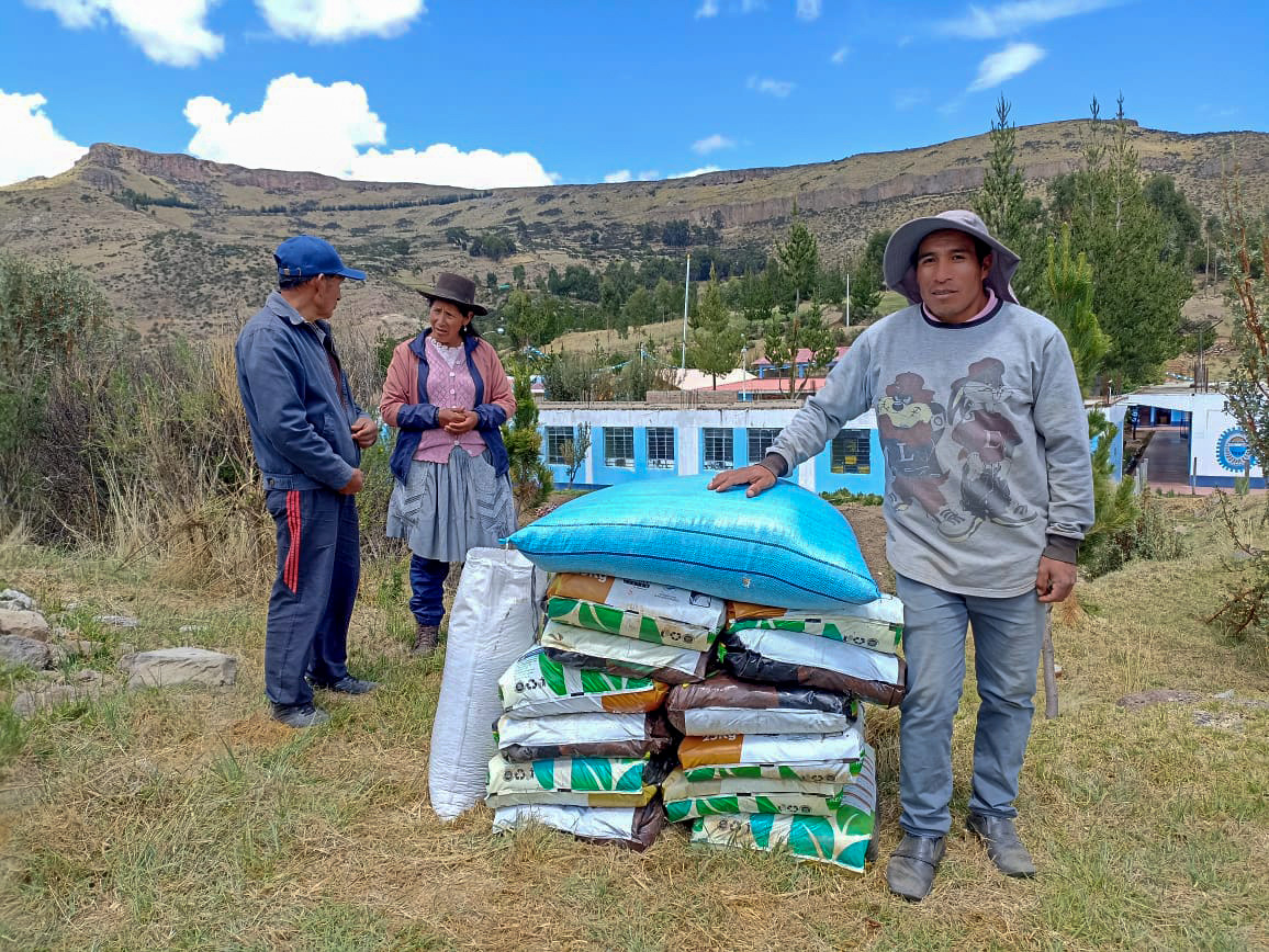 Proyecto Bovino Huanca Sancos entrega semillas y abono para garantizar alimentación de ganado vacuno