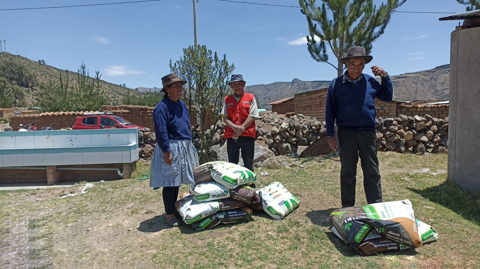 Proyecto Bovino Huanca Sancos entrega semillas y abono para garantizar alimentación de ganado vacuno