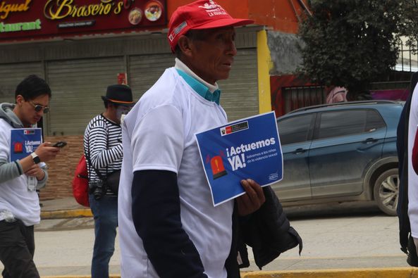 Archivo JPG realizando la marcha con los policias y la poblacion