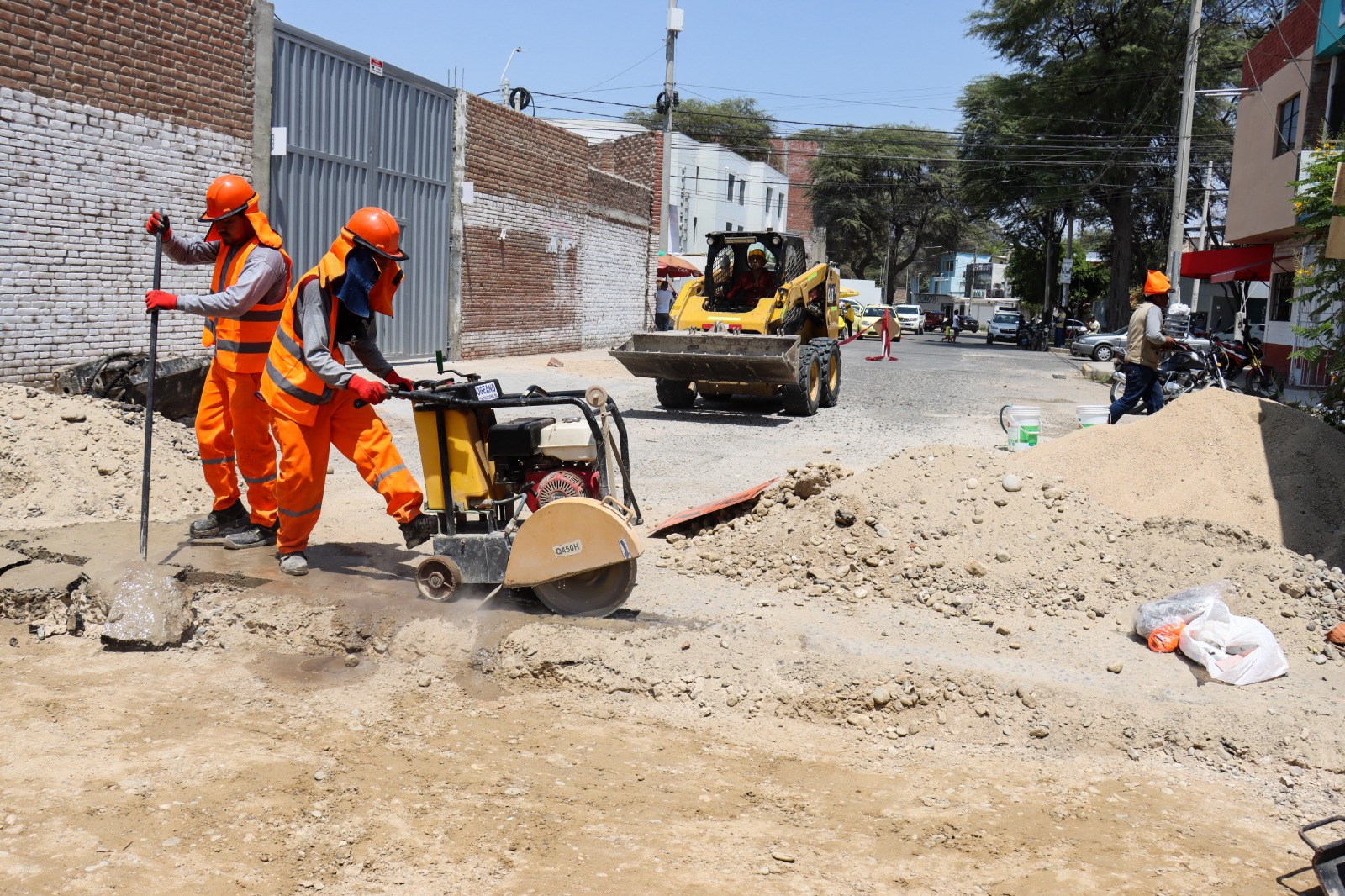 Trabajos de mantenimiento en pistas de Av. san Ramón