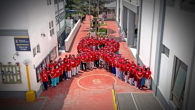 Servidores forman un lazo humano de color rojo