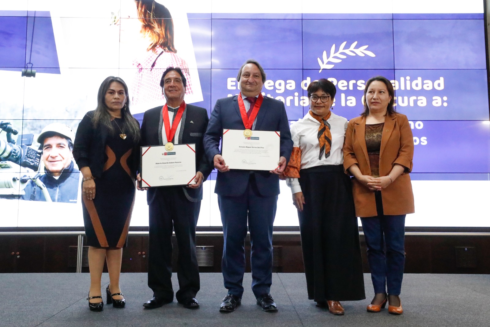 Ministerio de Cultura entregó reconocimiento de Personalidad Meritoria de la Cultura a Gonzalo Torres y Roberto Aldave