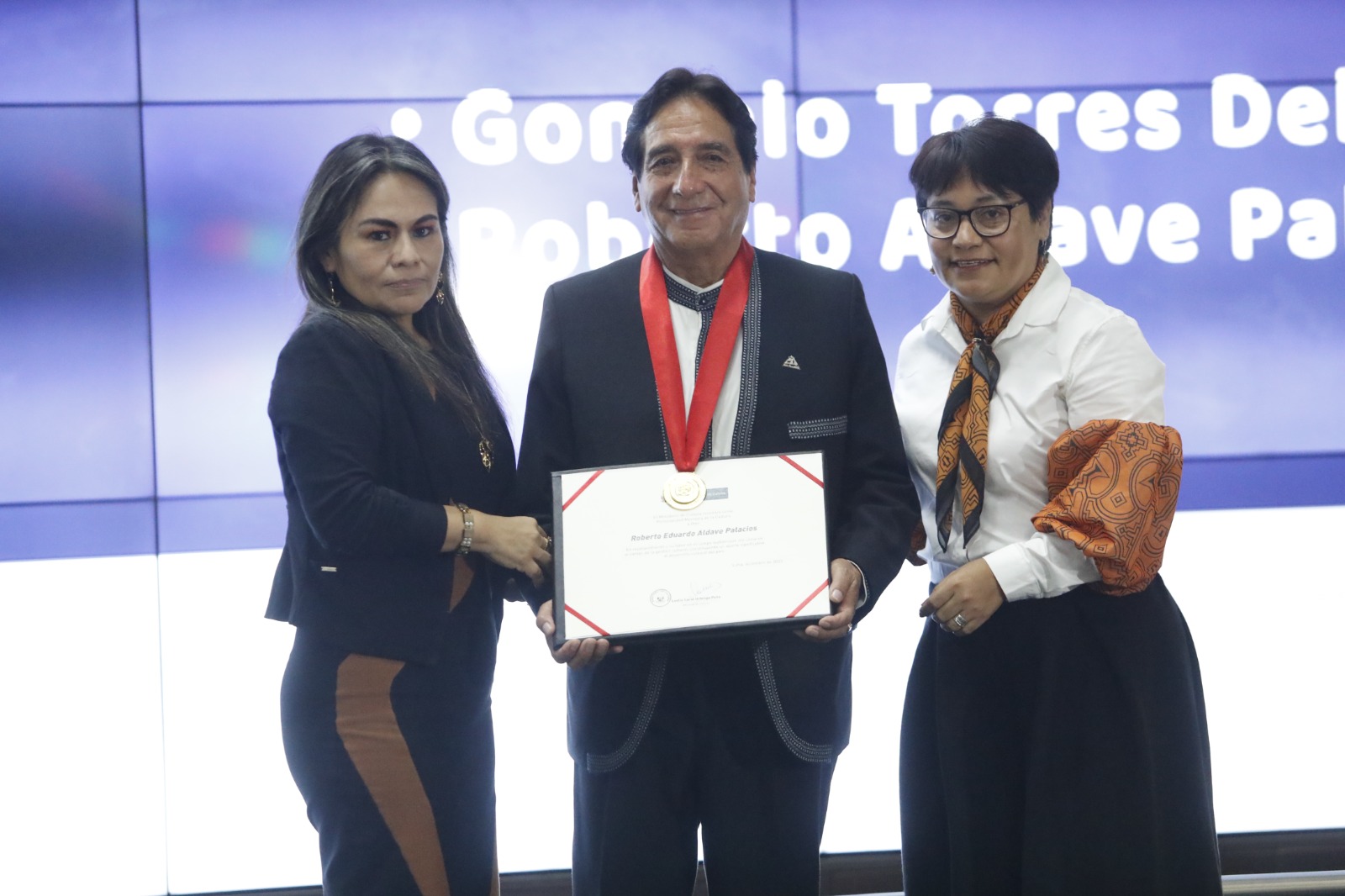 Ministerio de Cultura entregó reconocimiento de Personalidad Meritoria de la Cultura a Gonzalo Torres y Roberto Aldave