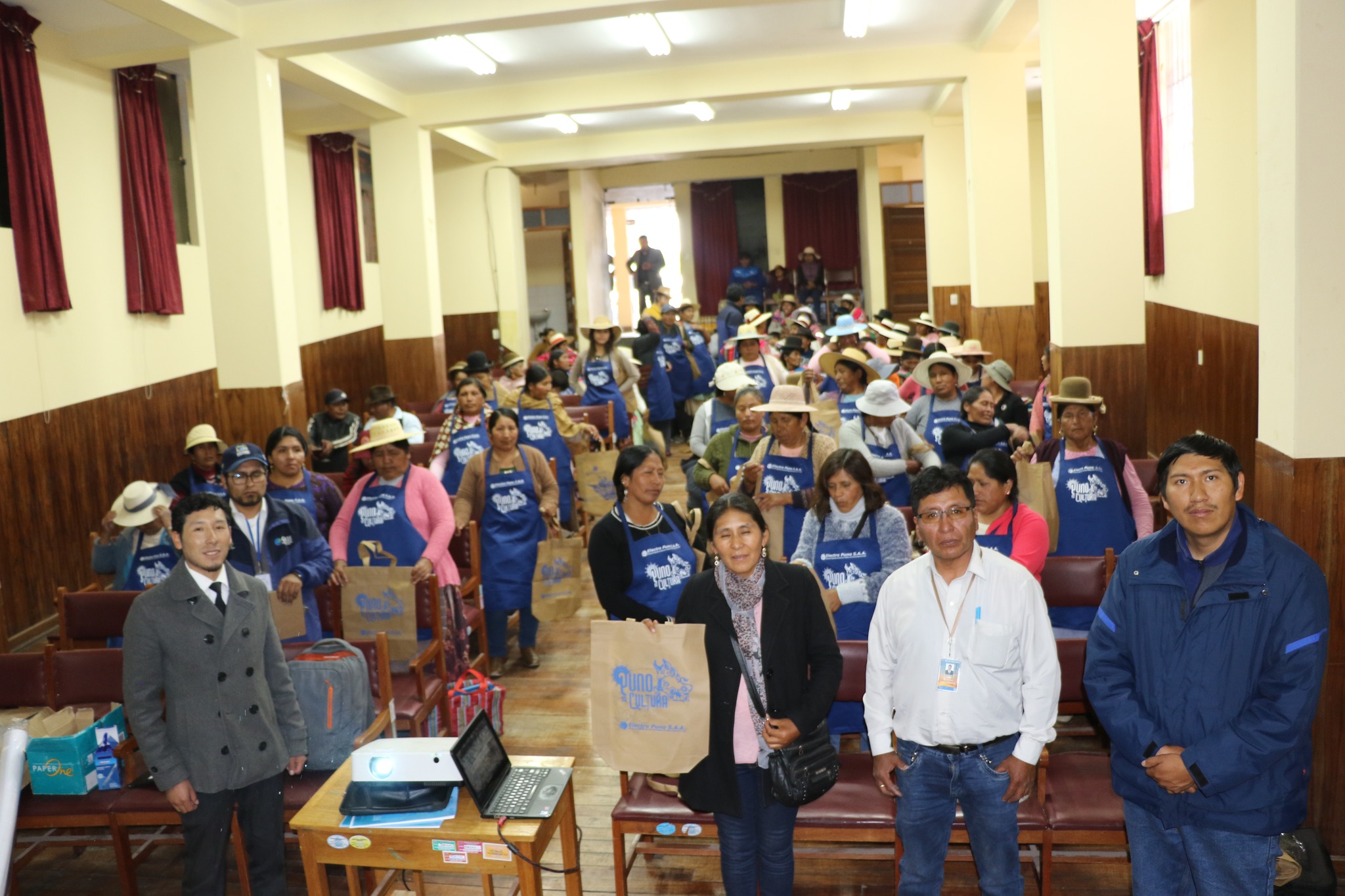Charla informativa a artesanas en Yunguyo