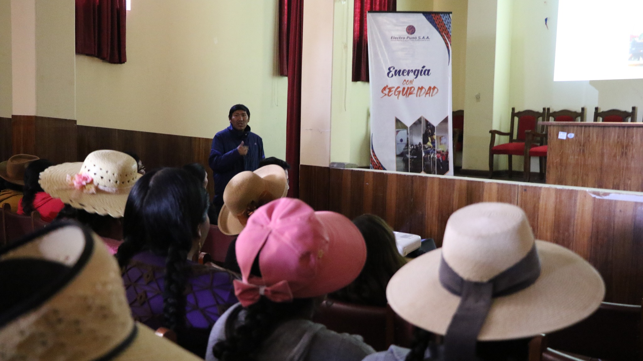 Charla informativa a artesanas en Yunguyo