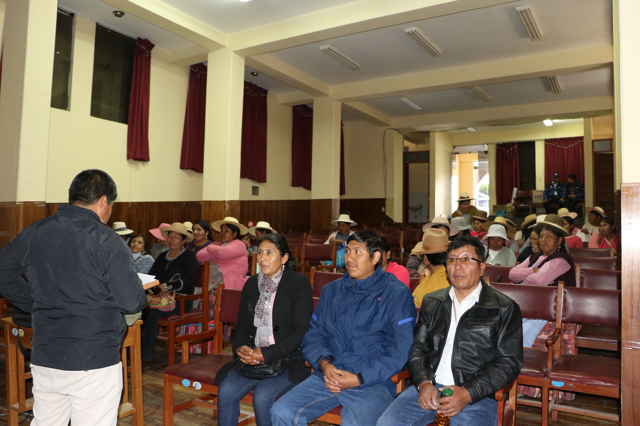 Charla informativa a artesanas en Yunguyo