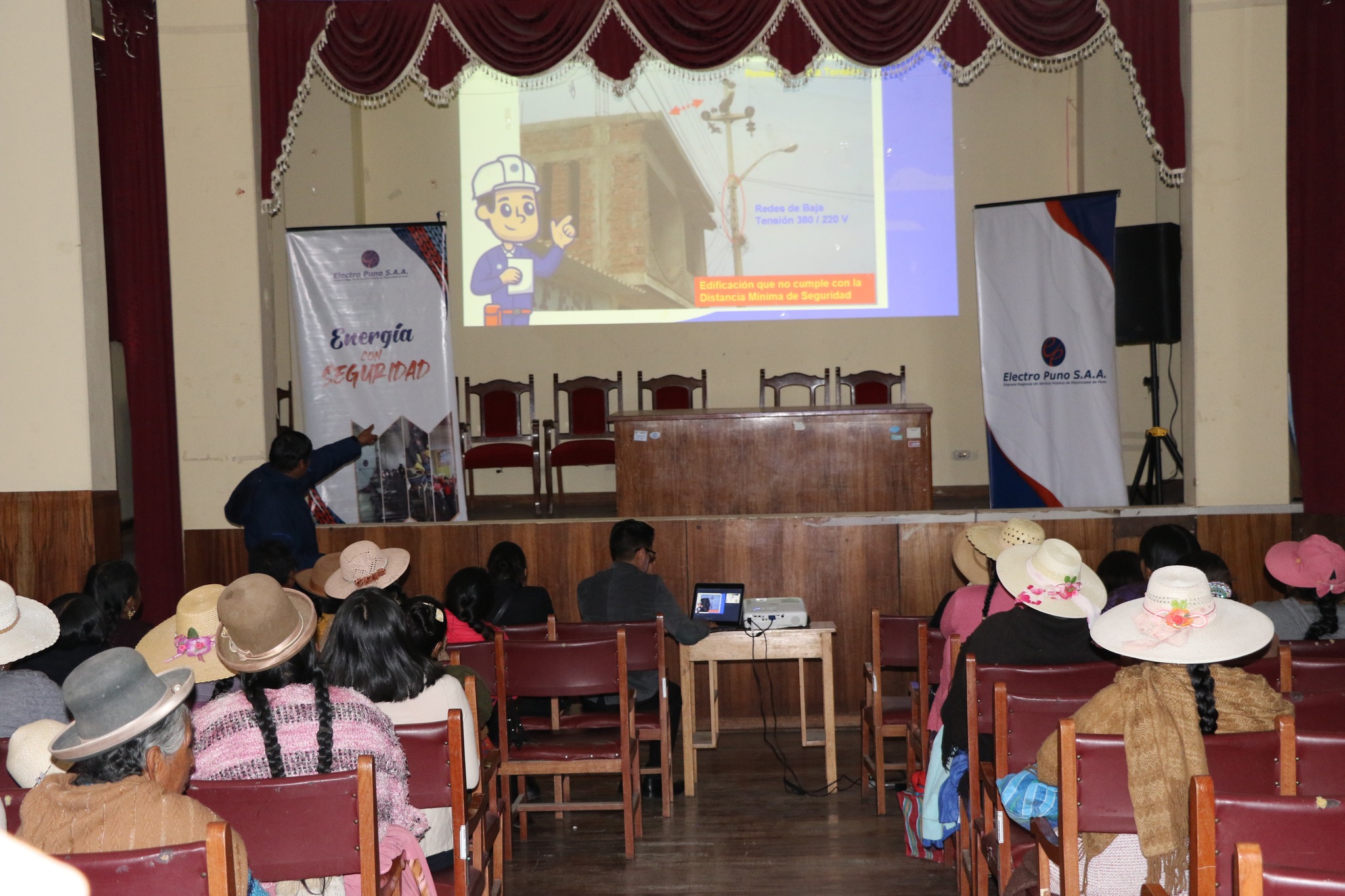 Charla informativa a artesanas en Yunguyo