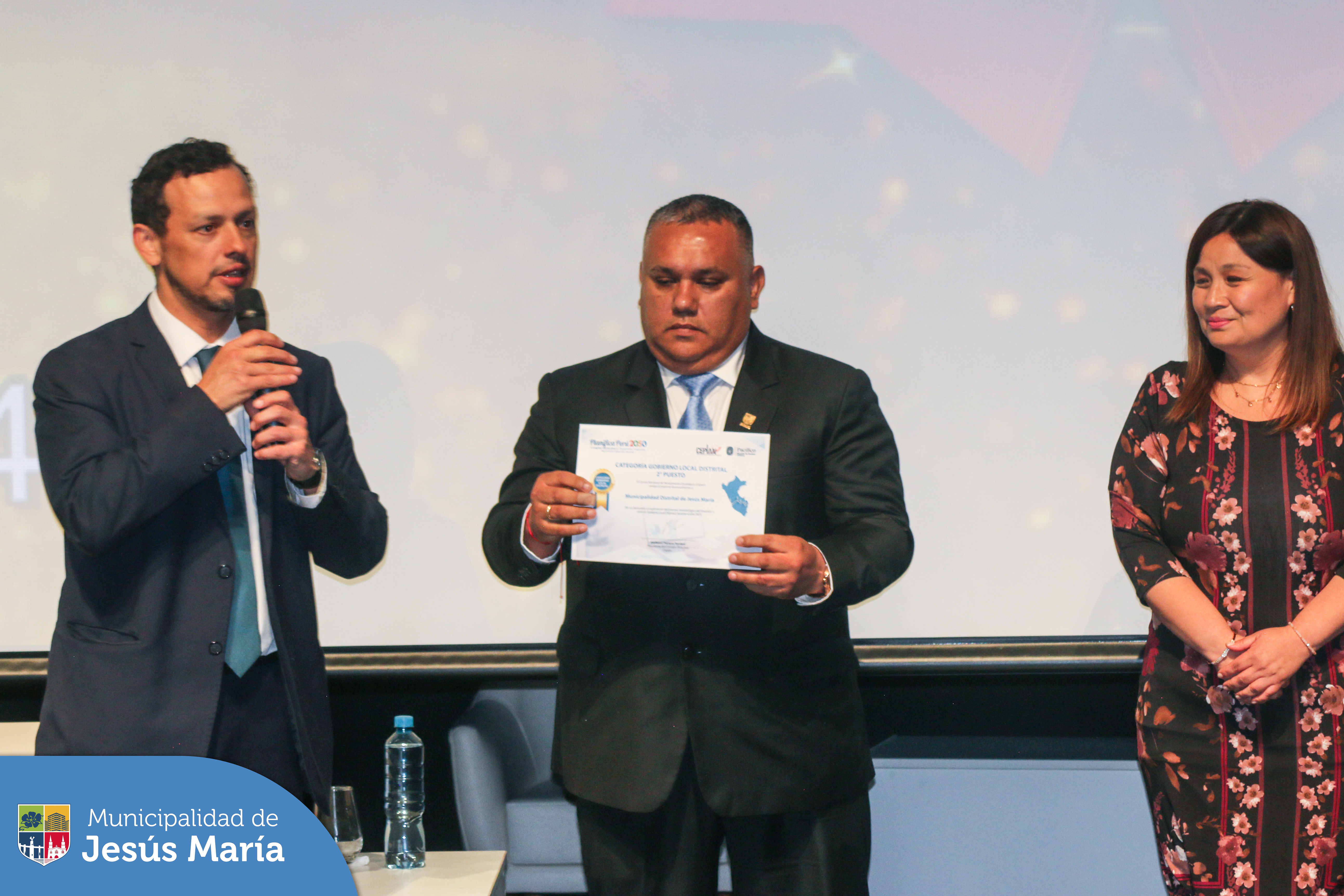 ¡Entre las 2 mejores de todo el Perú! 🏅
Compartimos las mejores imágenes 📷 de la entrega del premio en la categoría “Mejor equipo de planeamiento" a nivel de gobierno local distrital. Este galardón es otorgado por CEPLAN, eligiendo a nuestra comuna de entre más de 1300 a nivel nacional.
