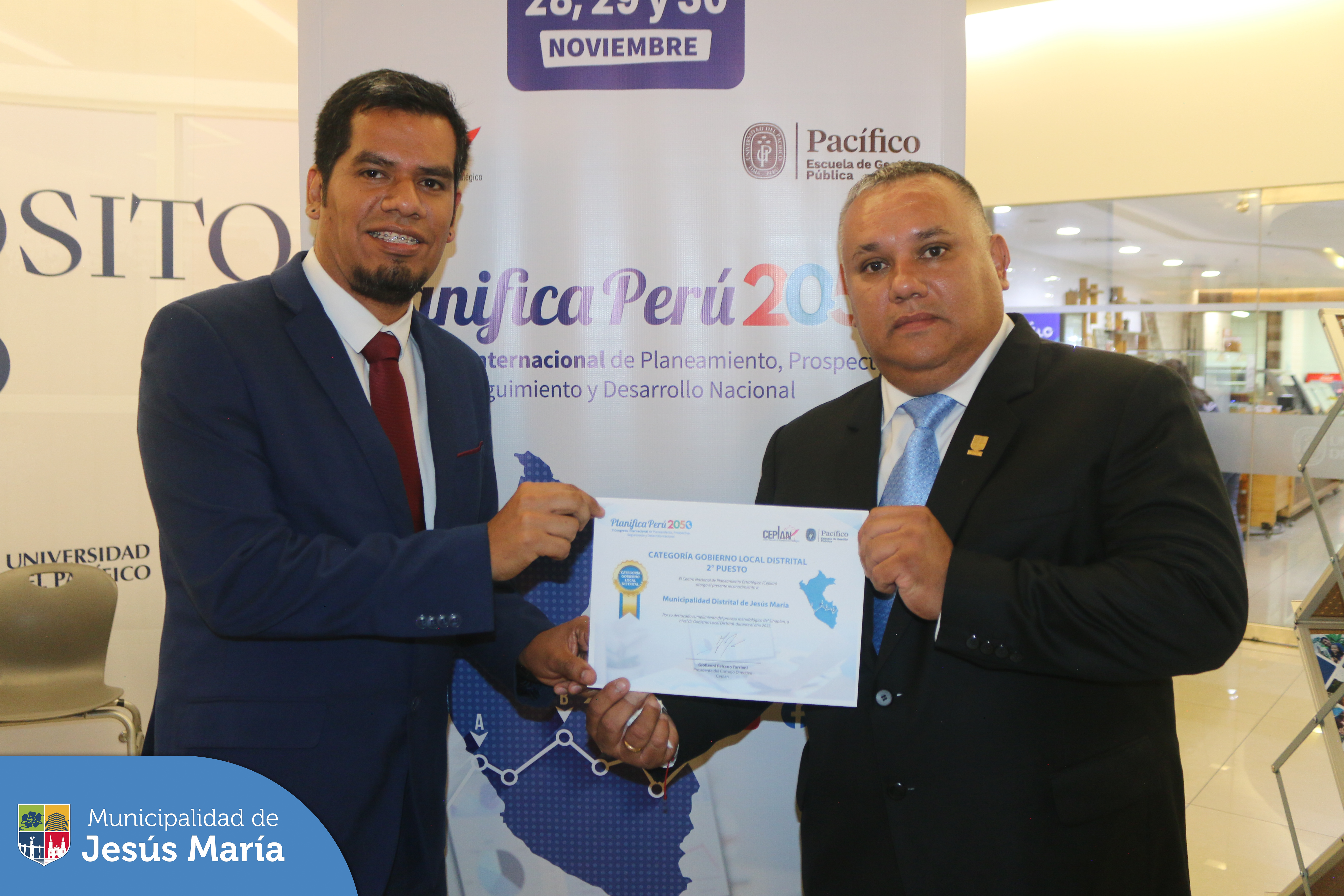 ¡Entre las 2 mejores de todo el Perú! 🏅
Compartimos las mejores imágenes 📷 de la entrega del premio en la categoría “Mejor equipo de planeamiento" a nivel de gobierno local distrital. Este galardón es otorgado por CEPLAN, eligiendo a nuestra comuna de entre más de 1300 a nivel nacional.
