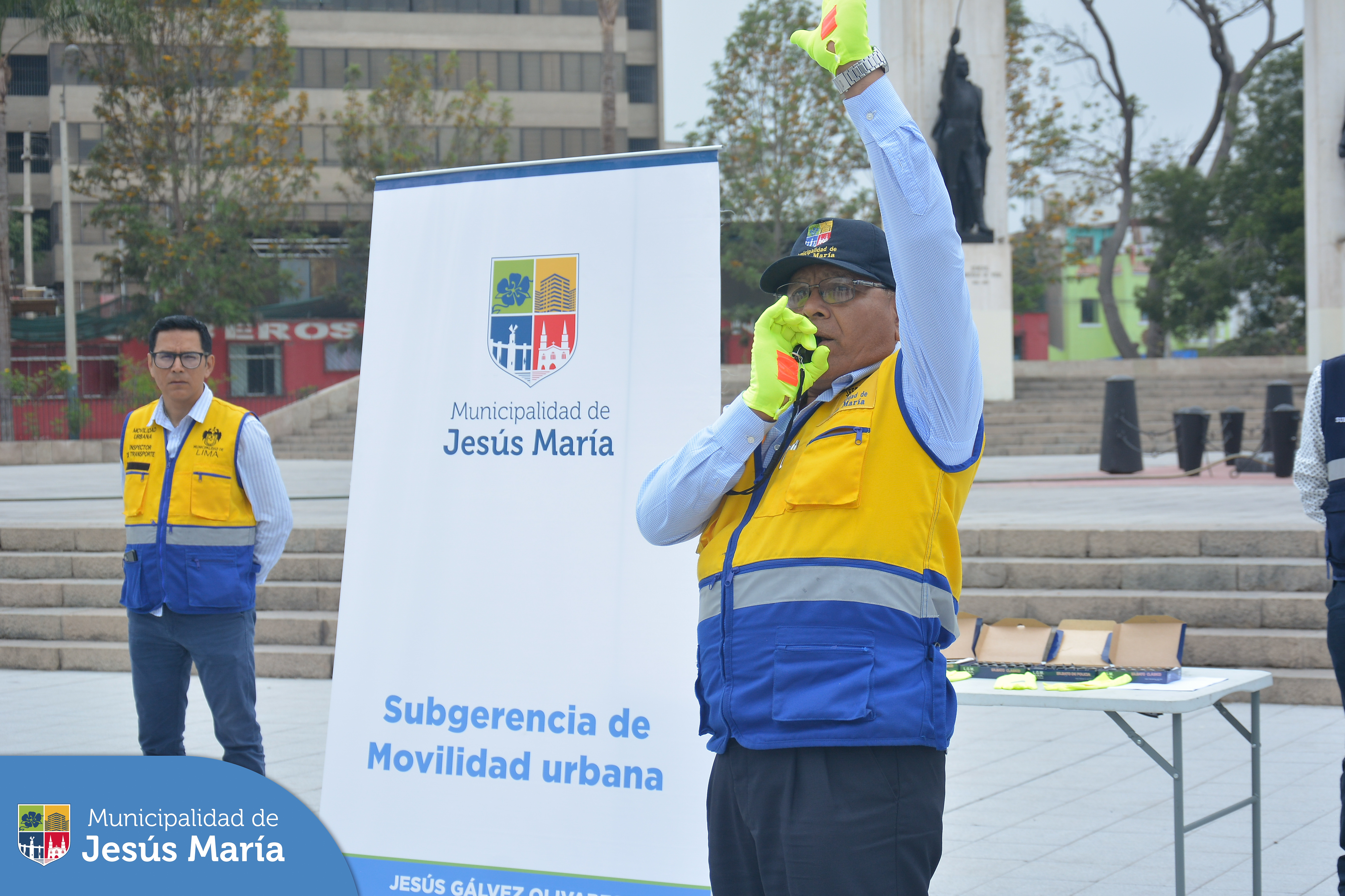 Nuestro equipo de Fiscalización se capacita frecuentemente con el objetivo de brindar apoyo al personal de Movilidad Urbana en la agilización del tránsito en nuestro distrito.🚗🚙
