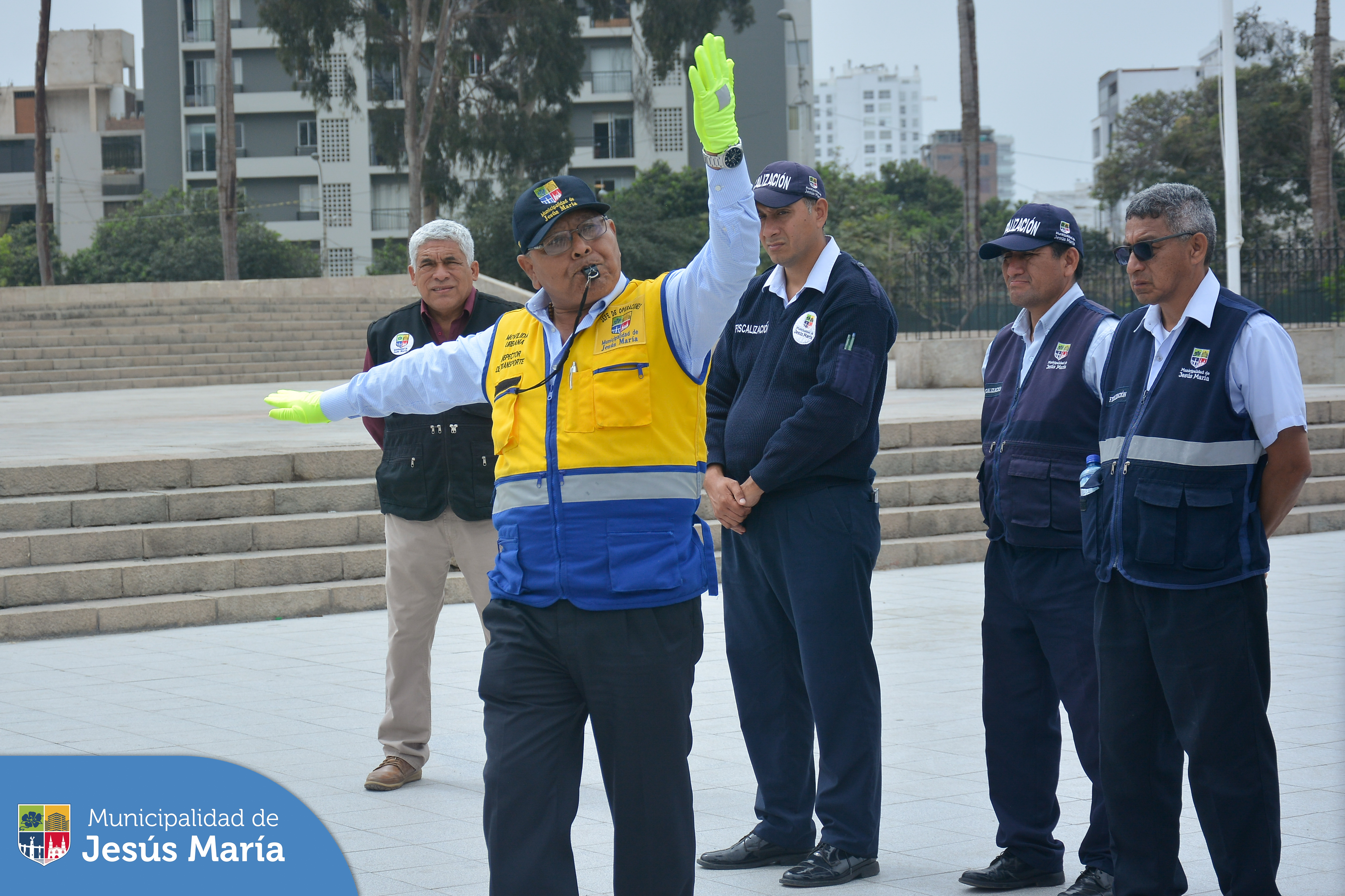 Nuestro equipo de Fiscalización se capacita frecuentemente con el objetivo de brindar apoyo al personal de Movilidad Urbana en la agilización del tránsito en nuestro distrito.🚗🚙
