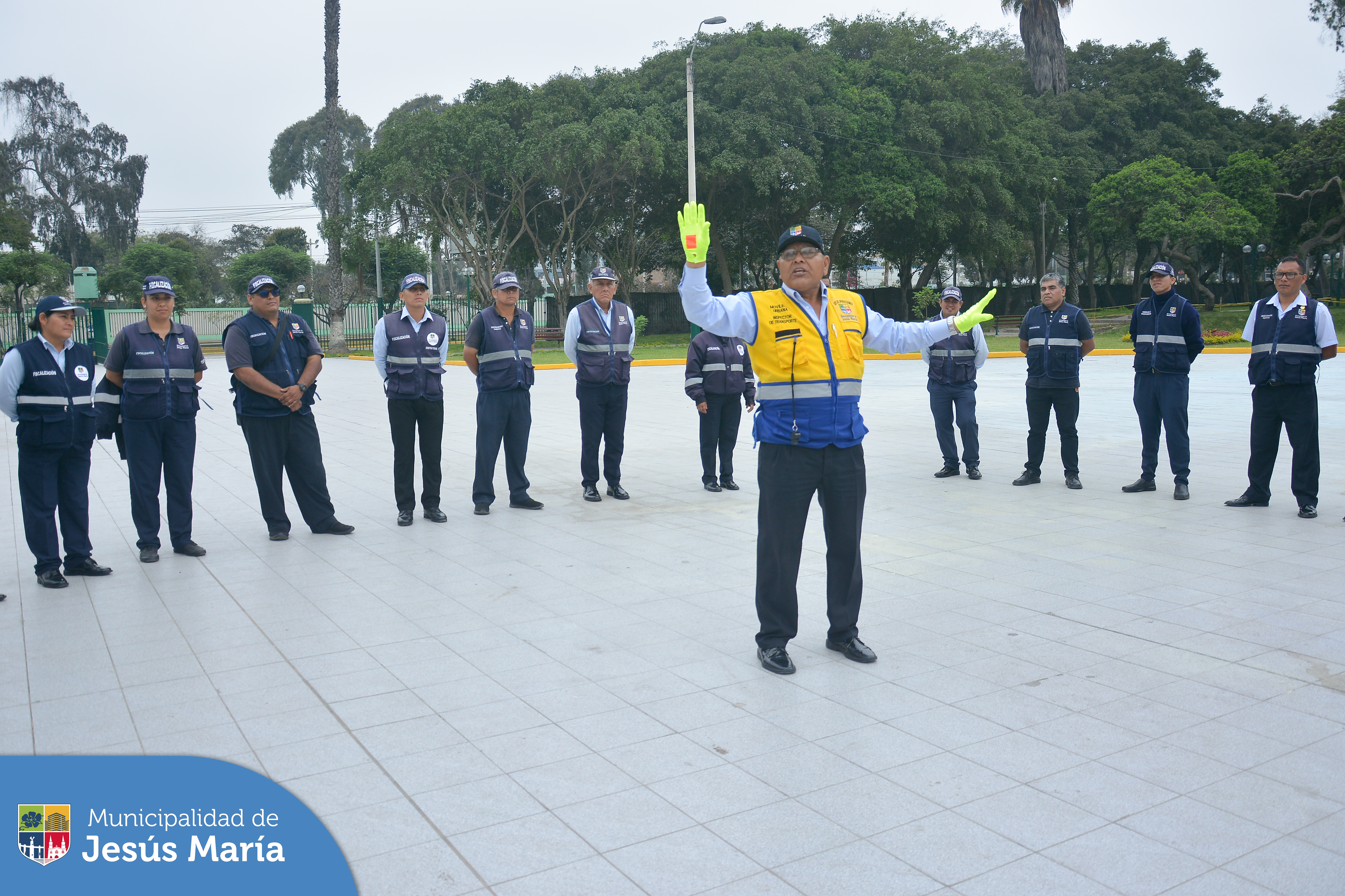 Nuestro equipo de Fiscalización se capacita frecuentemente con el objetivo de brindar apoyo al personal de Movilidad Urbana en la agilización del tránsito en nuestro distrito.🚗🚙
