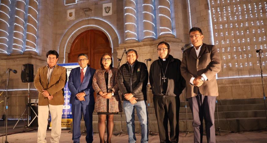 Grandes y niños esperaron con alegría al Alcalde John Larry Coayla para el encendido de luces en la Cocatedral de Moquegua y disfrutar de un bonito espectáculo navideño a cargo de los niños de Sinfonía por el Perú.